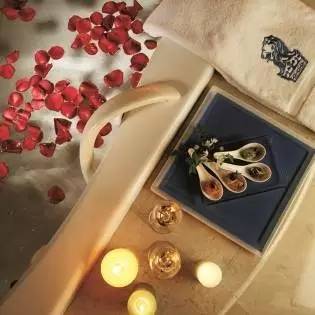 “她”这样被悦游宠爱了：营养餐、精华护理、360度造型服务、艺术中心畅游