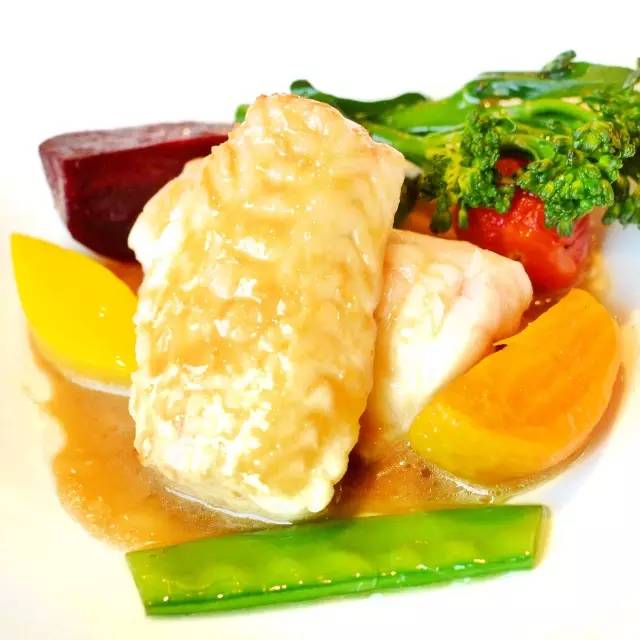 “她”这样被悦游宠爱了：营养餐、精华护理、360度造型服务、艺术中心畅游