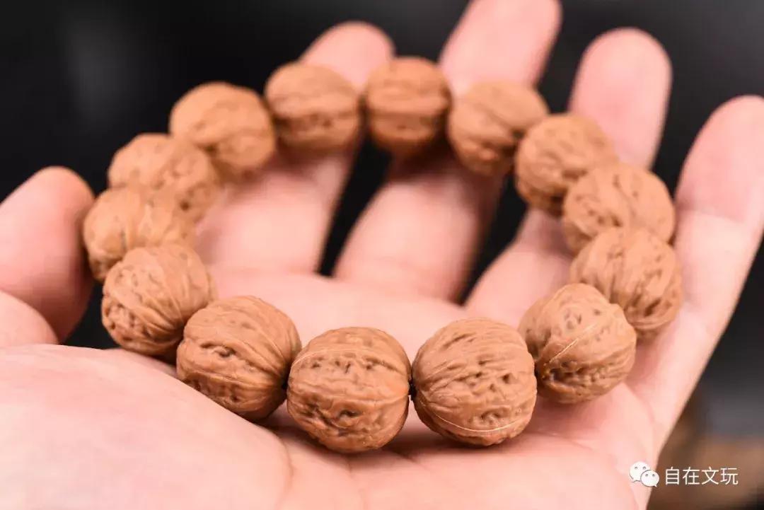 最火的小核桃手串的挑选全攻略,小核桃手串18颗佛头怎么挑选