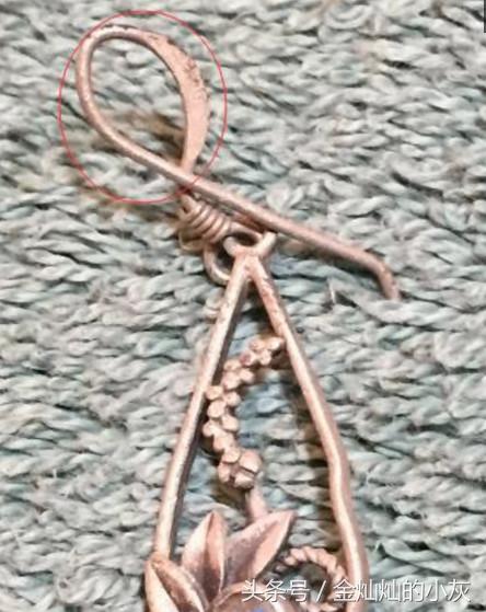 男子在海边捡到一个奇怪的东西,男子捡到奇怪物