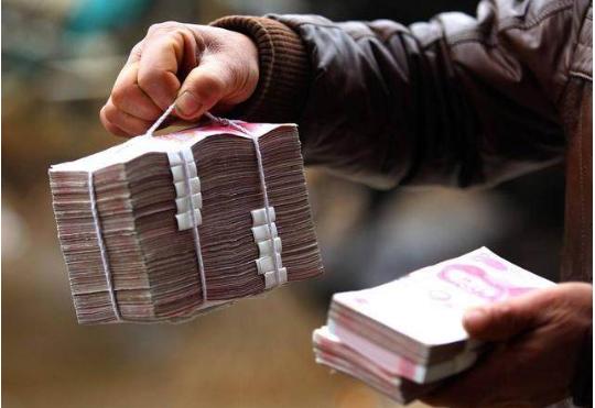 它以高仿起家有专门的律师团队打官司却不敢得罪中国消费者