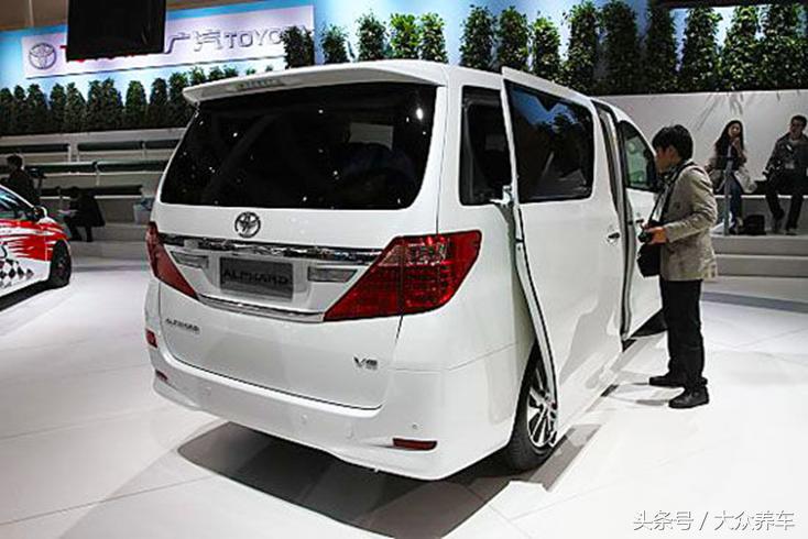 一辆轿车一辆保姆车,保姆车10万左右内饰