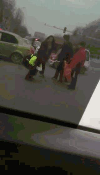 交警执法受阻怎么处理,交警执法遭阻拦视频