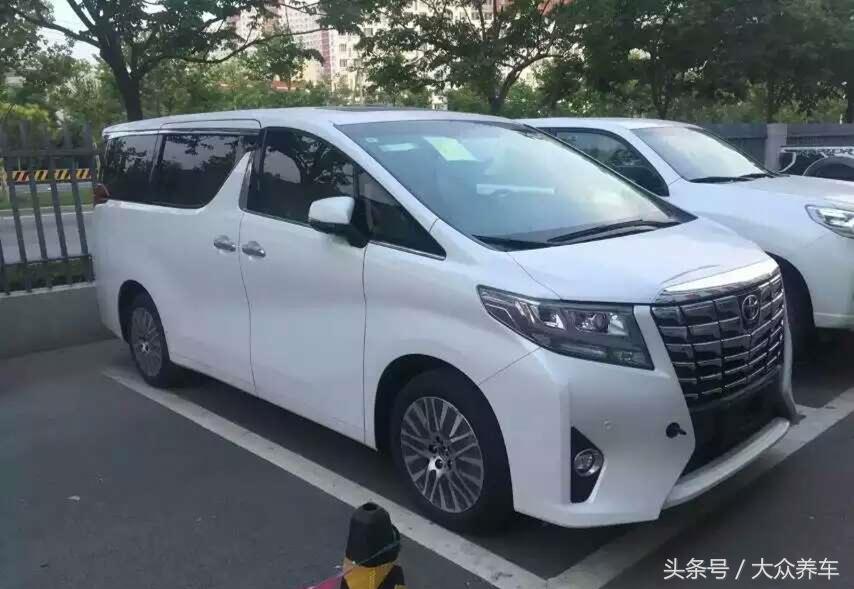 一辆轿车一辆保姆车,保姆车10万左右内饰