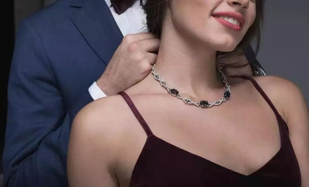 中国传统首饰手镯戒指耳饰,戴戒指的项链有什么寓意?