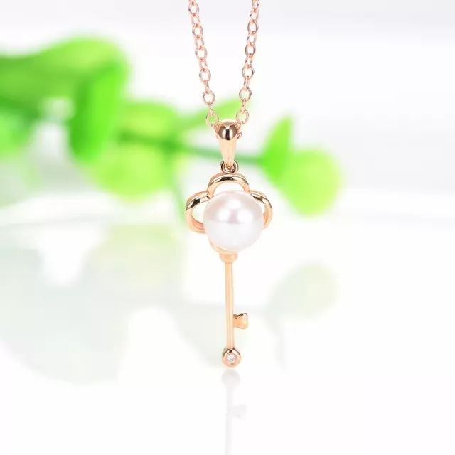 中国传统首饰手镯戒指耳饰,戴戒指的项链有什么寓意?