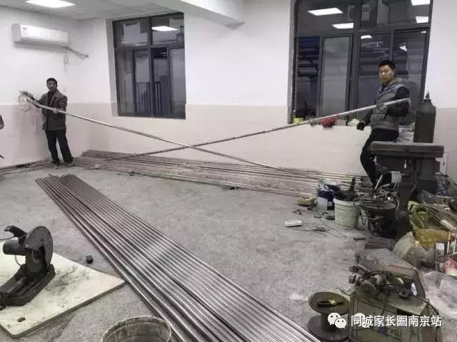 这所学校提前搬校区，家长纷纷抱怨“装修还没搞完呢，不放心”