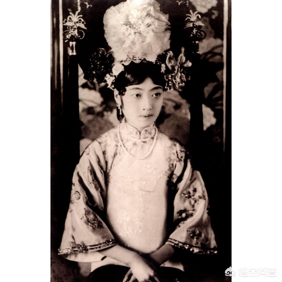 溥仪的妻子文绣和婉容照片,溥仪文绣婉容三人真实容貌