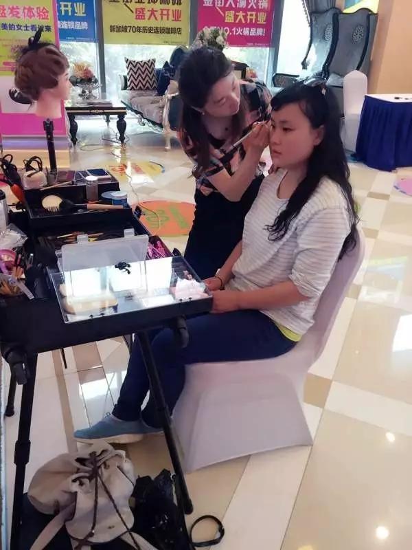 你是准备来看网红的还是来避暑的？今天万达起码华氏38度！