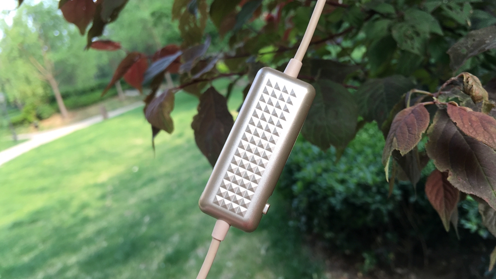 没有低音效果的耳机,能发出低音炮感觉的耳机