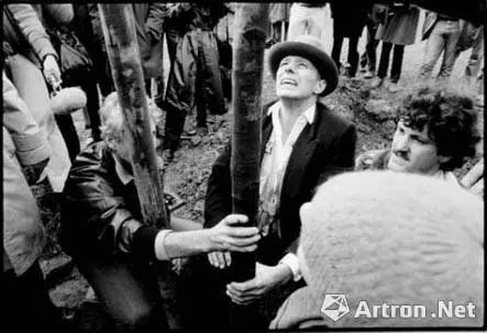 白南准与博伊斯,白南准向博伊斯致敬