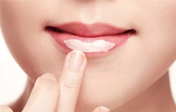 别让口腔难闻问题毁了你的颜值,别让你干裂的嘴影响你