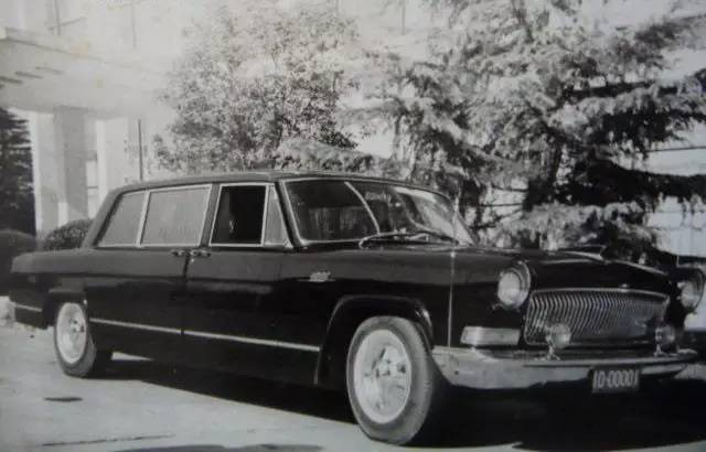 那时候妈妈坐在缝纫机前做针线活咔嗒咔嗒的声音可好听了六零芳华