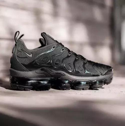 耐克大战侃爷领衔的阿迪，老爹鞋你选哪一双？