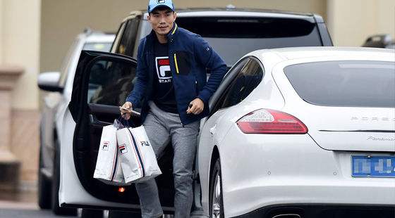 中国男足开豪车,中国男足座驾展现