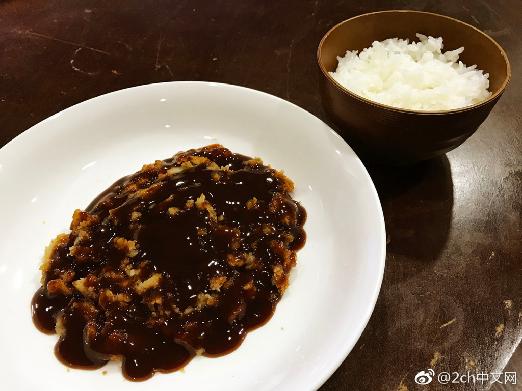 日本网民吐槽：乌龙派出所里阿两发明的可乐饼的吃法超级好吃