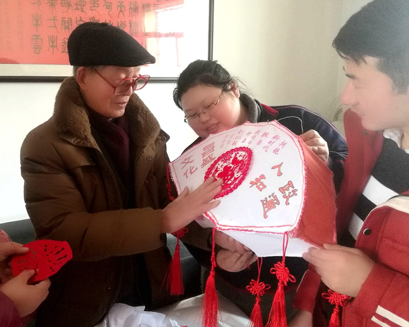 西固区能工巧匠亮绝活红火灯笼闹新春