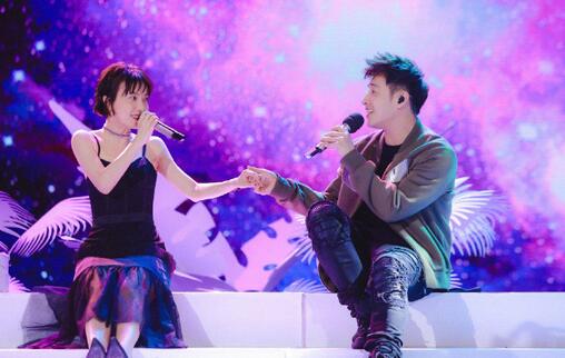 何炅逗趣吴昕,快乐大本营吴昕搞笑