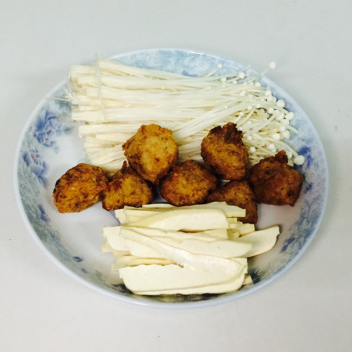 在家里就能做的麻辣烫非常好吃,自己做麻辣烫一锅18块可以5个人吃