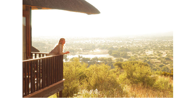 妈妈牵着女儿的手图片 (世界那么大妈妈陪你探索世界)