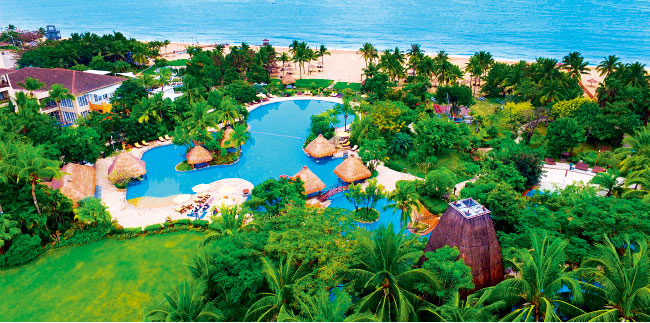 妈妈牵着女儿的手图片 (世界那么大妈妈陪你探索世界)