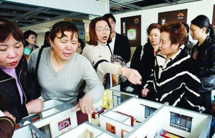 奶荒继续延伸，华裔爸爸购奶粉被拒，恶意囤货请适可而止