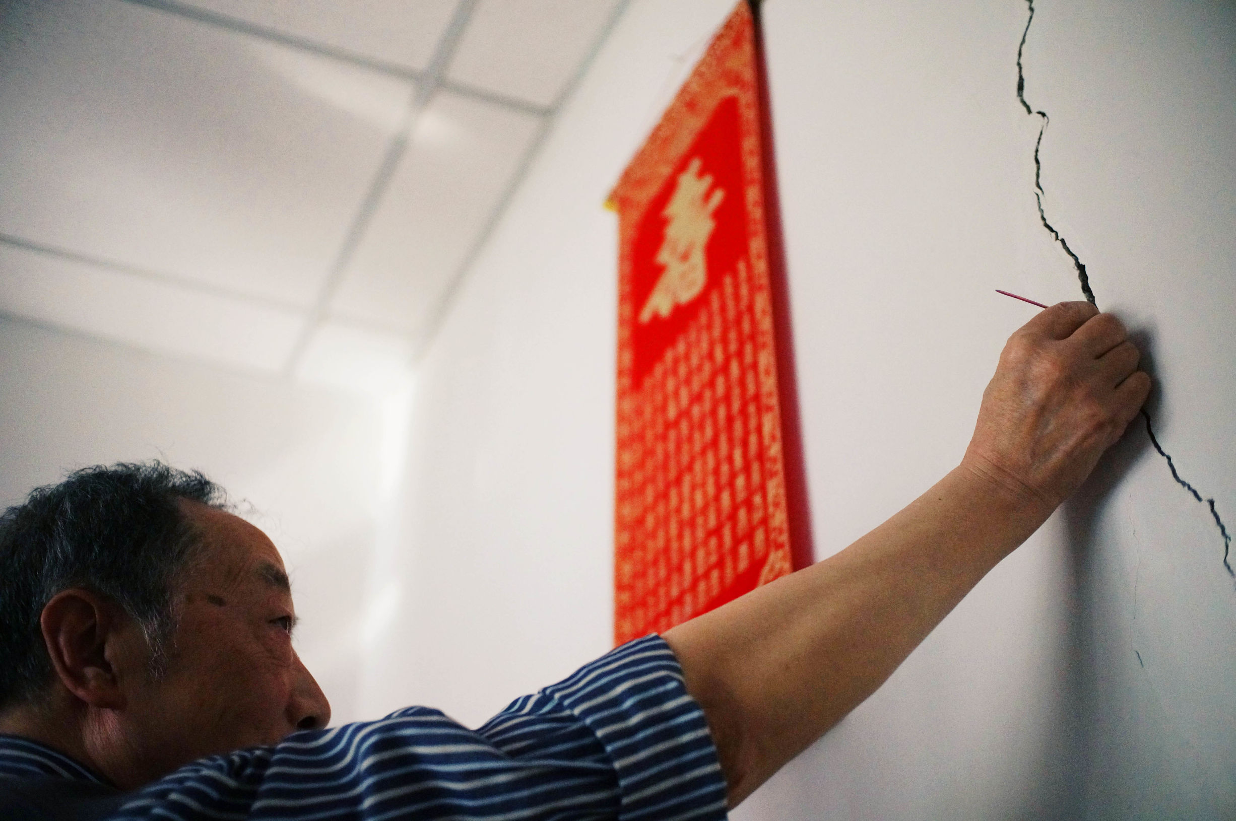 北京：隔壁就是公厕墙体开裂可跟蹲坑街坊聊天