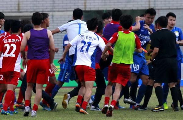 法律专家：武汉宏兴的球场*力暴**已构成4项犯罪事实，可以量刑！