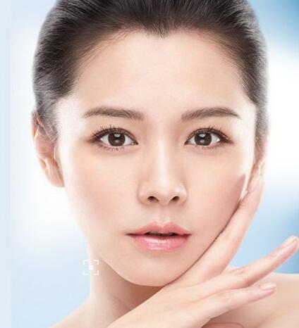 发际线很秃的女星,调整过发际线的明星