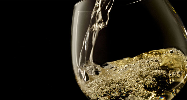 白葡萄酒长相思和雷司令哪个好喝,霞多丽和雷司令白葡萄酒的特点