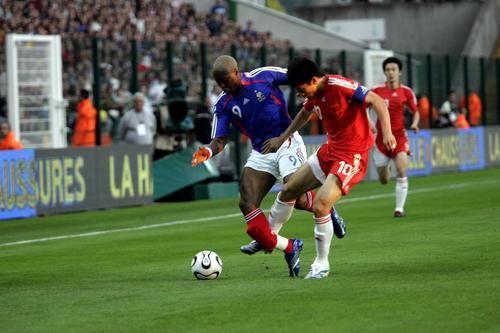 郑智铲断西塞的腿要负责吗,法国球员西塞被谁踢断腿了