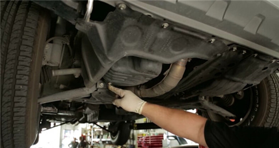 机油怎么看该换了还是该加了,汽车加机油的四大误区