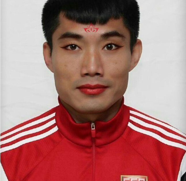 郑智铲断西塞的腿要负责吗,法国球员西塞被谁踢断腿了