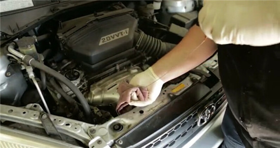 机油怎么看该换了还是该加了,汽车加机油的四大误区
