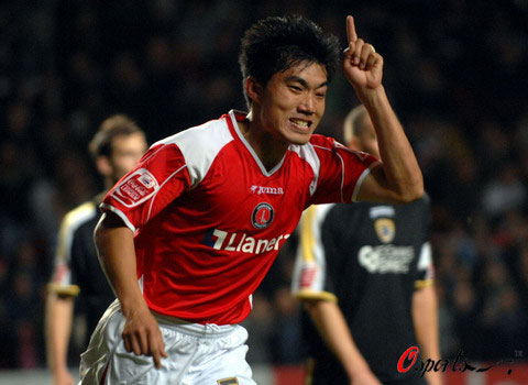 郑智铲断西塞的腿要负责吗,法国球员西塞被谁踢断腿了