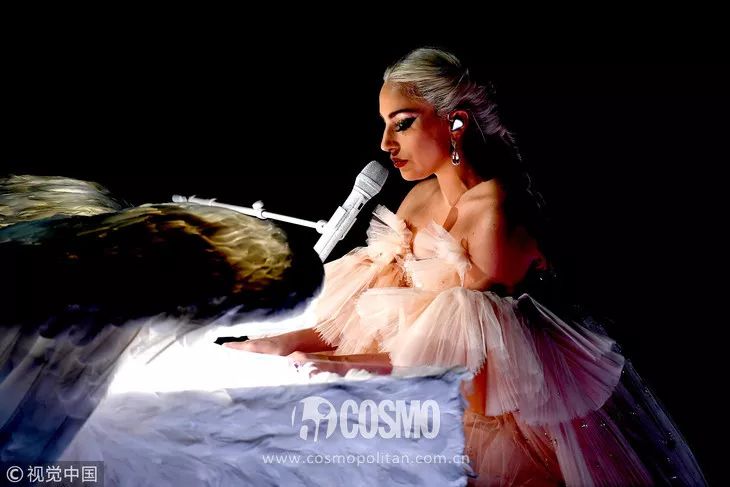 ladygaga和蕾哈娜谁更火,rihanna蕾哈娜和ladygaga