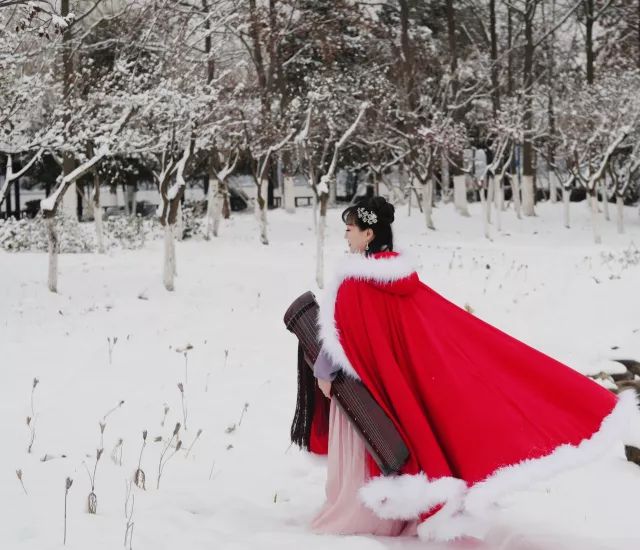 雪中抚琴琴写意，氿边听风风传心