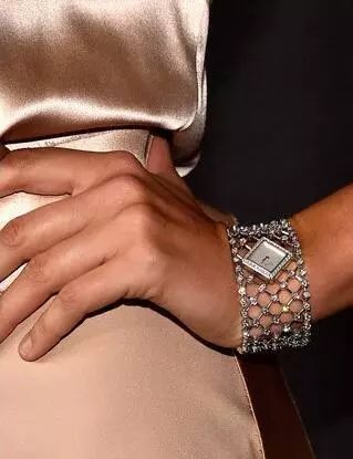 没有礼服的年会,没礼服怎么办