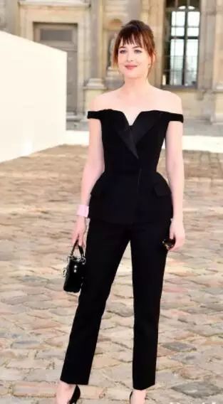 没有礼服的年会,没礼服怎么办