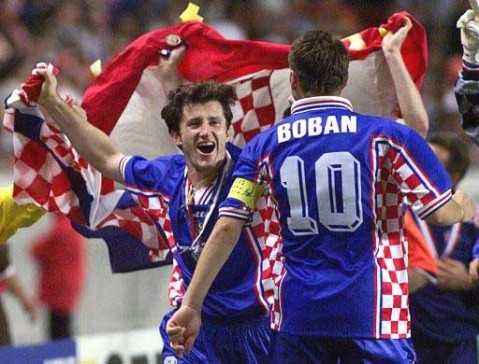 俄罗斯世界杯法国队捧起大力神杯,俄罗斯世界杯金球奖是谁拿的