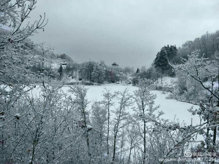 天池长白山雪岭,雨天天池山