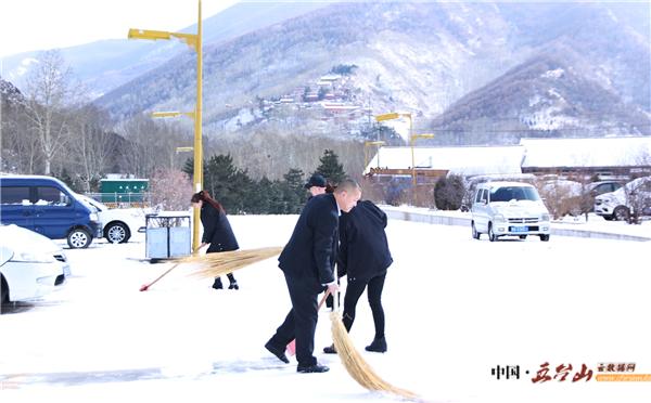 金都山庄：凌冽风中清积雪，地冻天冷情却暖