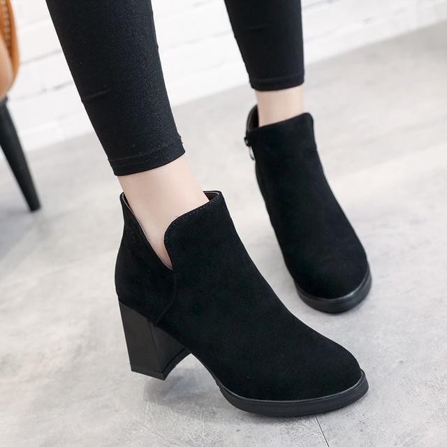 现在流行什么样的马丁靴好看,今年最流行中筒马丁靴