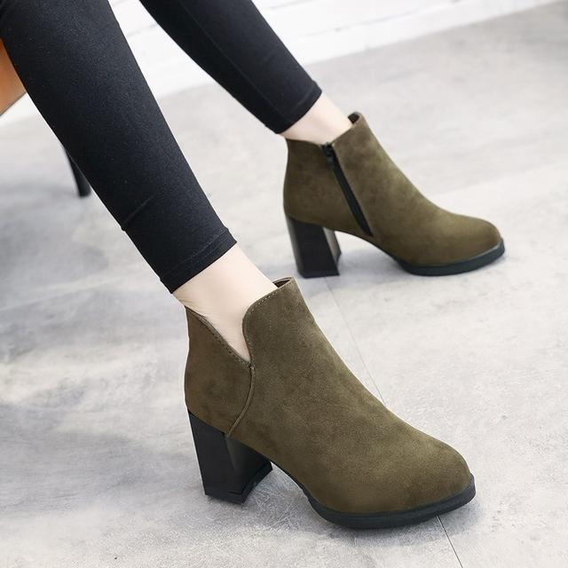 现在流行什么样的马丁靴好看,今年最流行中筒马丁靴