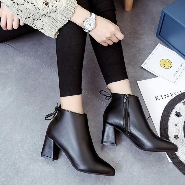 现在流行什么样的马丁靴好看,今年最流行中筒马丁靴