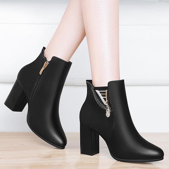 现在流行什么样的马丁靴好看,今年最流行中筒马丁靴