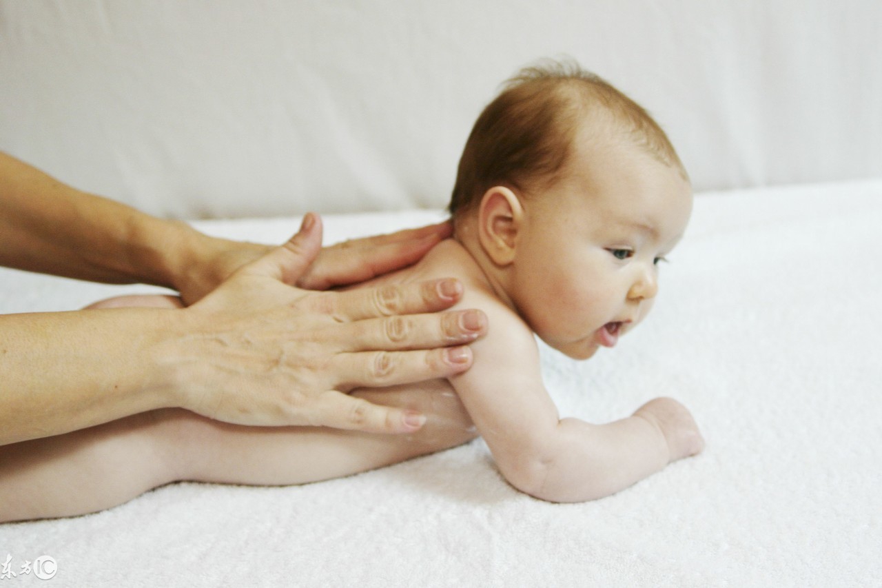 两个月的宝宝湿疹反复有头垢,怎么确定宝宝头上是头垢还是湿疹