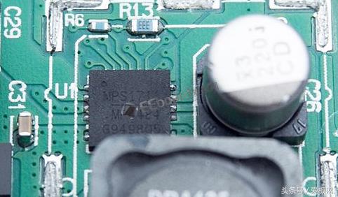 奔驰e级220v车载电源拆卸,奔驰e级2024款充电模块