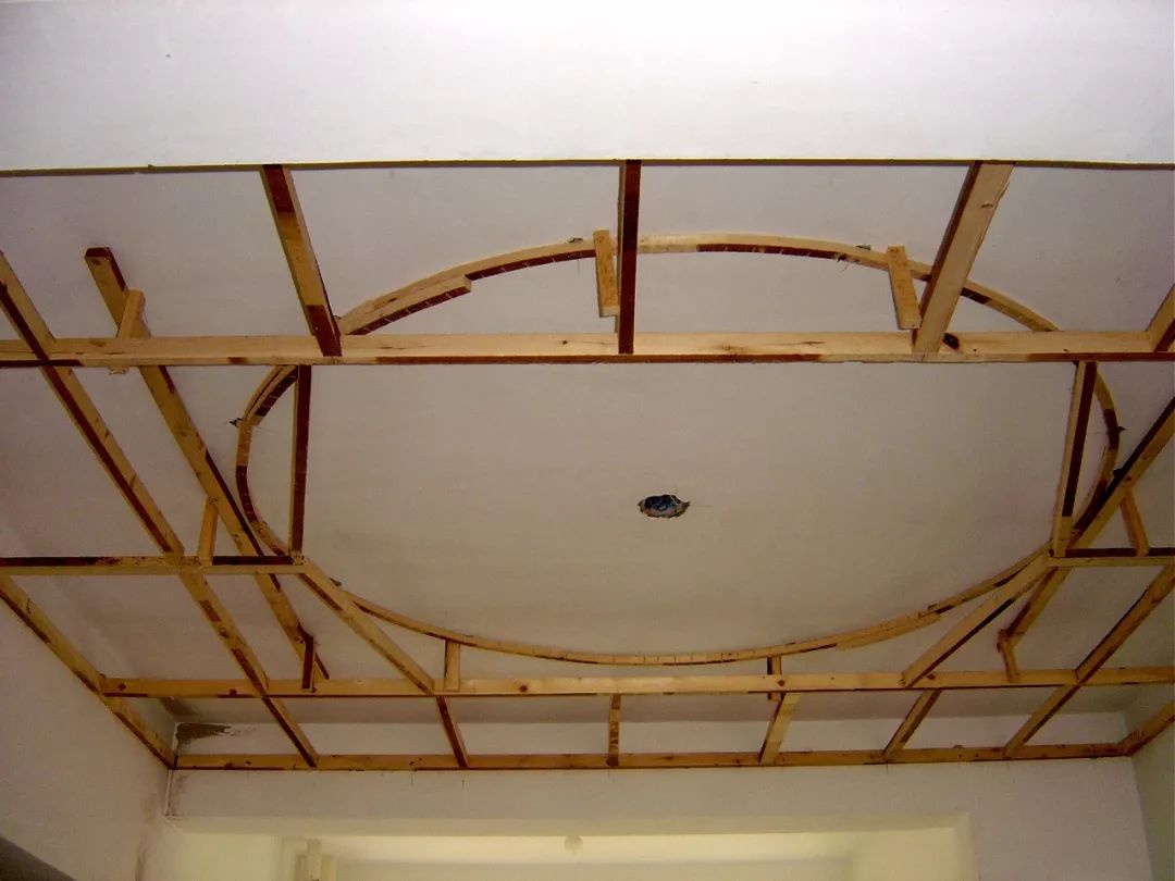 吊顶龙骨轻钢龙骨好还是木龙骨好,木龙骨和轻钢龙骨区别图片对比