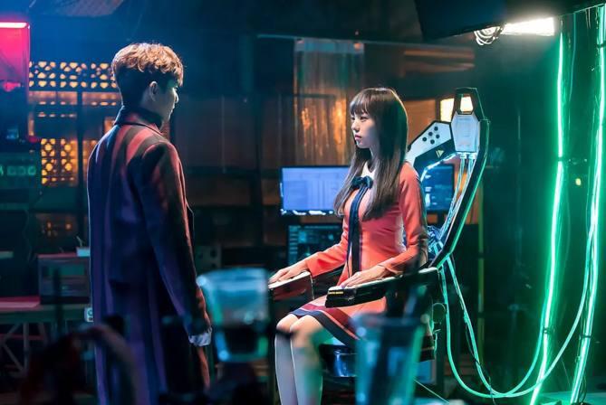 《不是机器人》，编剧脑洞太大，前男友才是“神助攻”！